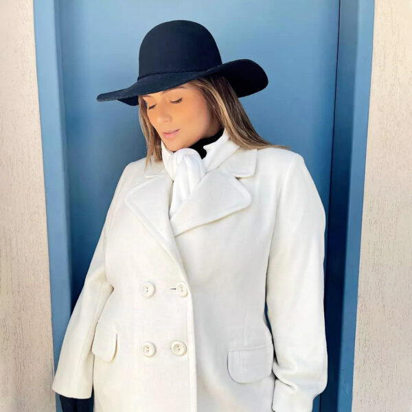 Casaco 7/8 modelo plus size feminino, na cor marfim, em 100% pura lã, da Loja de Inverno.
