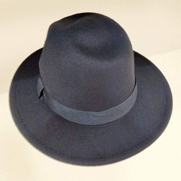 Chapéu de Aba preto, confeccionado em feltro, tamanho G. Produto da Loja de Inverno.