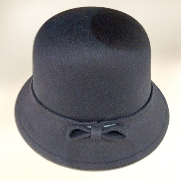 Chapéu feminino estilo boneca preto, confeccionado em feltro, tamanho P. Produto da Loja de Inverno.