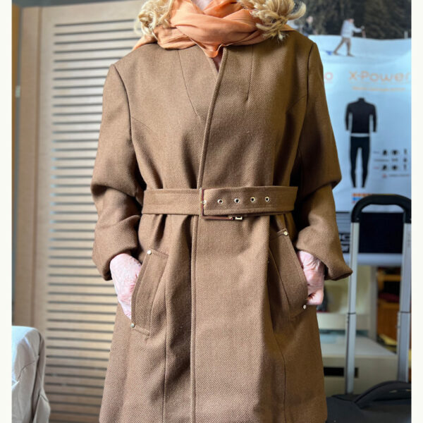 Trench coat de lã midi caramelo feminino da Loja de Inverno.