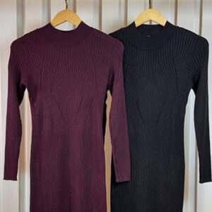 Vestido de tricô com gola alta e fenda lateral